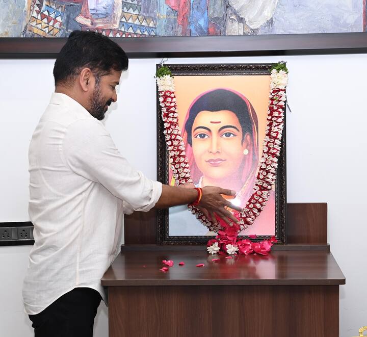 ఆధునిక భారత తొలి మహిళా ఉపాధ్యాయురాలు, సామాజిక సంస్కర్త సావిత్రిబాయి పూలేకి తెలంగాణ సీఎం రేవంత్ రెడ్డి ఘన నివాళులర్పించారు. సావిత్రిబాయి పూలే 194వ జయంతి సందర్భంగా జూబ్లిహిల్స్ లోని తన నివాసంలో ఆమె చిత్రపటానికి ముఖ్యమంత్రి రేవంత్ రెడ్డి పుష్పాంజలి ఘటించారు.