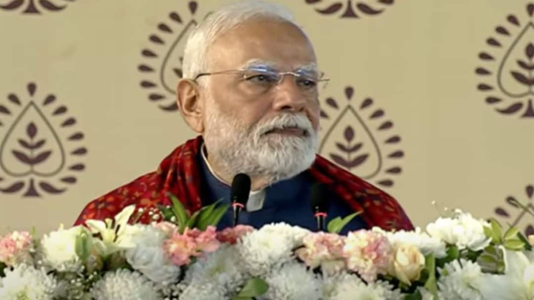 Delhi Elections 2025 PM Modi Hands Over Swabhiman Flats To Slum Dwellers Sheeshmahal Jibe At Kejriwal Delhi Elections: PM Modi Hands Over New Flats To Slum Dwellers, Makes 'Sheeshmahal' Jibe At Kejriwal