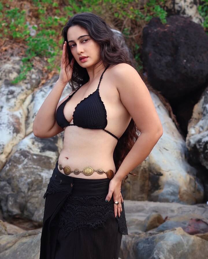 અભિનેત્રીની આ બોલ્ડ તસવીરો તેના ફેન્સને દિવાના બનાવે છે. હવે તાજેતરમાં, અભિનેત્રી મેઘા શુક્લાએ કિલર તસવીરો શેર કરી છે.જેમાં અભિનેત્રી ખૂબ જ બોલ્ડ દેખાતી હતી