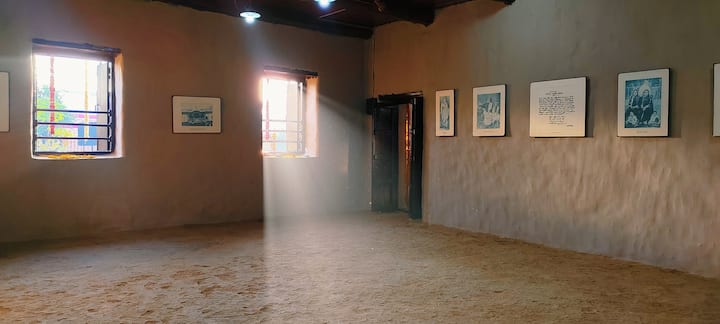 सावित्रीबाईंचे वडील खंडोजी नेवसे यांच्याकडे त्यावेळी नायगावची पाटीलकी होती. नेवसे पाटलांच्या वाड्यात 3 जानेवारी 1831 ला सावित्रीबाईंचा जन्म झाला.