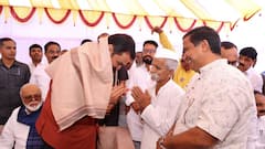 Devendra Fadnavis and Sambhaji Bhide : छगन भुजबळांसमोर मुख्यमंत्री देवेंद्र फडणवीसांनी घेतला संभाजी भिडेंचा आशीर्वाद