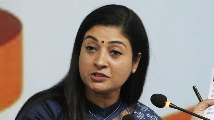 Alka Lamba News: दिल्ली विधानसभा चुनाव के मद्देनजर चुनावी रण सजने लगा है. कांग्रेस ने अलका लांबा को कालकाजी से मैदान में उतारकर आम आदमी पार्टी को घेरने की रणनीति बनाई है.