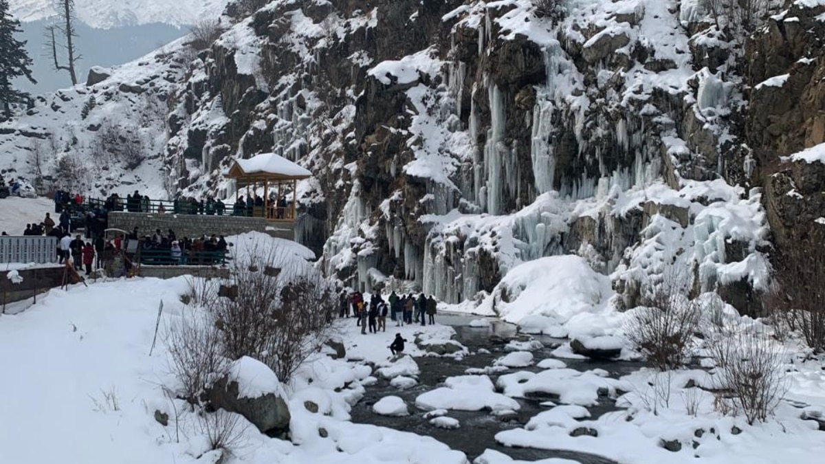 कश्मीर का ड्रंग झरना बर्फ की चादरों से लिपटा, सैलानी ले रहे प्राकृतिक नजारे का आनंद