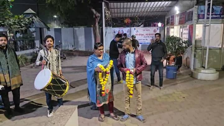 इंदौर में कड़ाके की ठंड के बीच परवीन बी नामक महिला ढोल नगाड़े के साथ थाने पहुंची. महिला के हाथों में फूलों की माला थी और वह धीरे-धीरे थाने के अंदर प्रवेश कर गई. इसके बाद उसने थाना प्रभारी मनोज सिंह सेंधव के कक्ष में पहुंचकर उन्हें माला पहना दी.