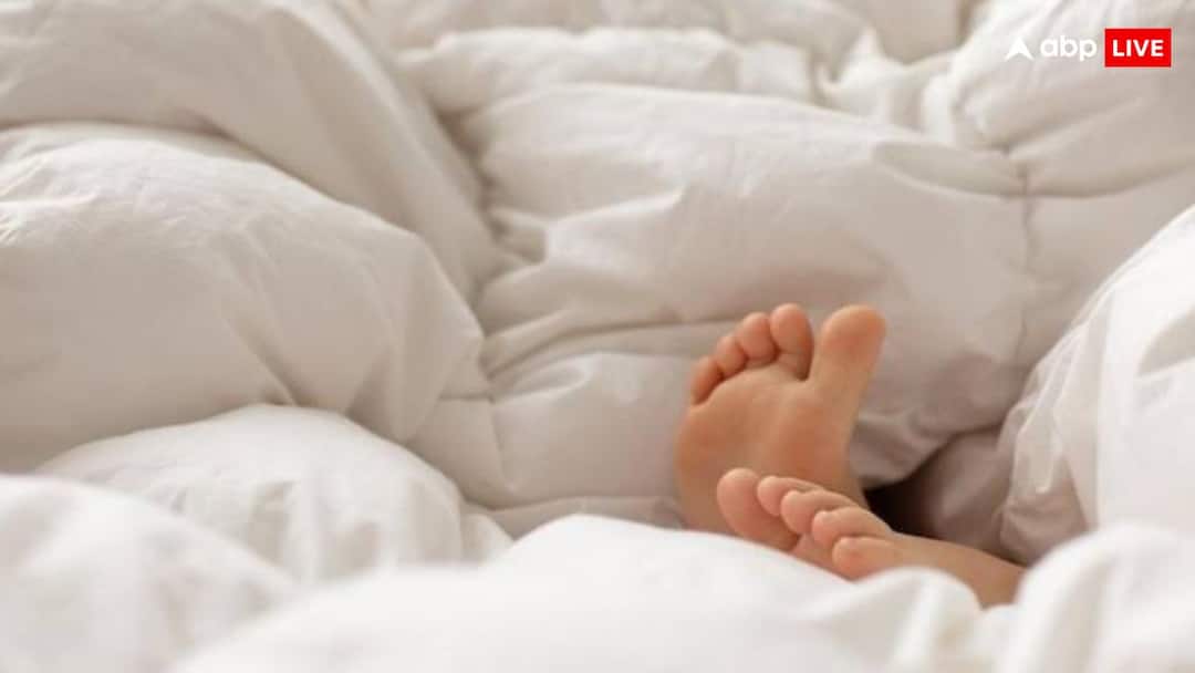 रजाई-कंबल में जाने के बावजूद गर्म नहीं हो रहे पैर? हो जाएं सावधान, बढ़ रही ये परेशानियां health tips reasons behind feet remain cold for long time in blanket रजाई-कंबल में जाने के बावजूद गर्म नहीं हो रहे पैर? हो जाएं सावधान, बढ़ रही ये परेशानियां