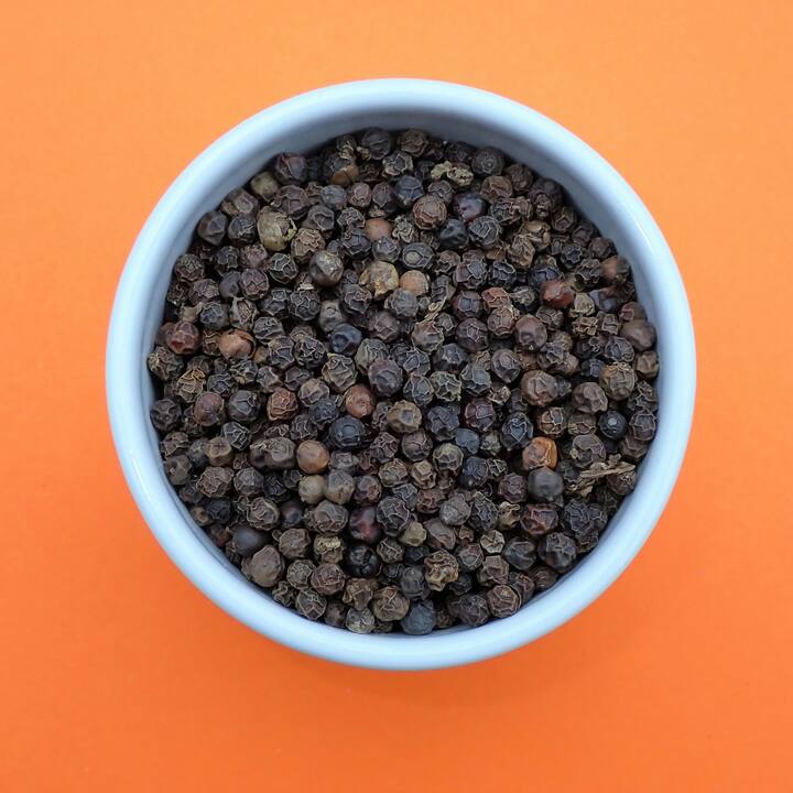 हे खोकला शांत करण्यास आणि फुफ्फुस साफ करण्यास मदत करते. काळी मिरी मिसळून गरम दूध किंवा चहा पिणे खूप फायदेशीर आहे.