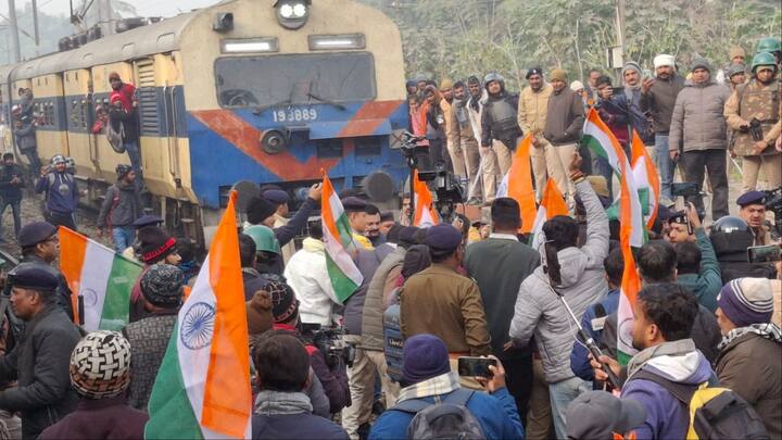 70वीं बीपीएससी पीटी परीक्षा को रद्द कराने की मांग को लेकर प्रदर्शन कर रहे अभ्यर्थियों के आंदोलन का आज 17वां दिन है. उनके आंदोलन को लेकर प्रदेश में राजनीति भी तेज हो गई है.