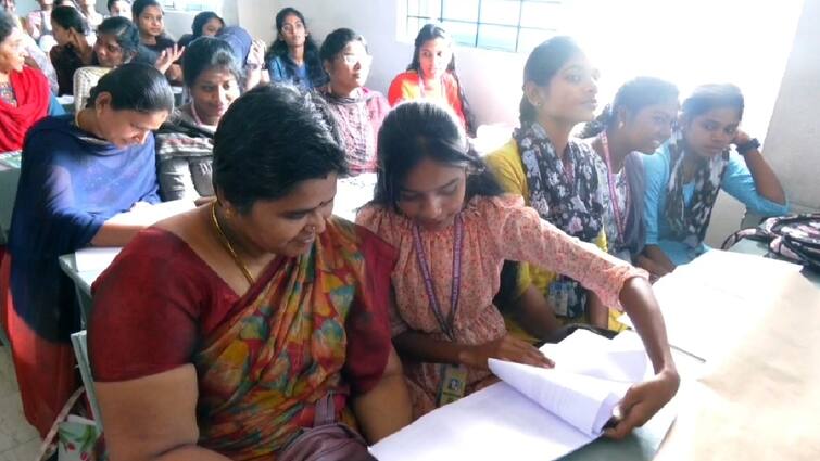 Women who became college students one day...Women are resilient in Salem. One Day College Student: ஒரு நாள் கல்லூரி மாணவியராக மாறிய மகளிர்... சேலத்தில் பெண்கள் நெகிழ்ச்சி.