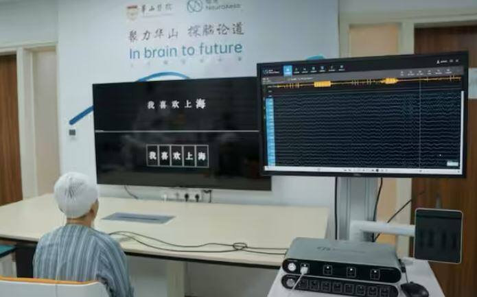 ਦਰਅਸਲ, ਚੀਨੀ ਸਟਾਰਟਅੱਪ NeuroAccess ਨੇ ਵੀਰਵਾਰ ਨੂੰ ਦੋ ਮਹੱਤਵਪੂਰਨ ਸਫਲ ਟਰਾਇਲਾਂ ਦੀ ਰਿਪੋਰਟ ਕੀਤੀ। ਇਸ ਦੇ ਲਚਕਦਾਰ ਬ੍ਰੇਨ-ਕੰਪਿਊਟਰ ਇੰਟਰਫੇਸ (ਬੀਸੀਆਈ) ਡਿਵਾਈਸ ਨੇ ਦਿਮਾਗ ਦੀ ਸੱਟ ਲੱਗਣ ਵਾਲੇ ਮਰੀਜ਼ ਦੇ ਦਿਮਾਗ ਵਿੱਚ ਚੱਲ ਰਹੇ ਵਿਚਾਰਾਂ ਨੂੰ ਅਸਲ ਸਮੇਂ ਵਿੱਚ ਡੀਕੋਡ ਕੀਤਾ। ਕਿਸੇ ਹੋਰ ਵਿਅਕਤੀ ਨਾਲ ਅਜ਼ਮਾਇਸ਼ ਵਿੱਚ ਅਸਲ ਸਮੇਂ ਵਿੱਚ ਚੀਨੀ ਭਾਸ਼ਣ ਨੂੰ ਵੀ ਡੀਕੋਡ ਕੀਤਾ ਗਿਆ।