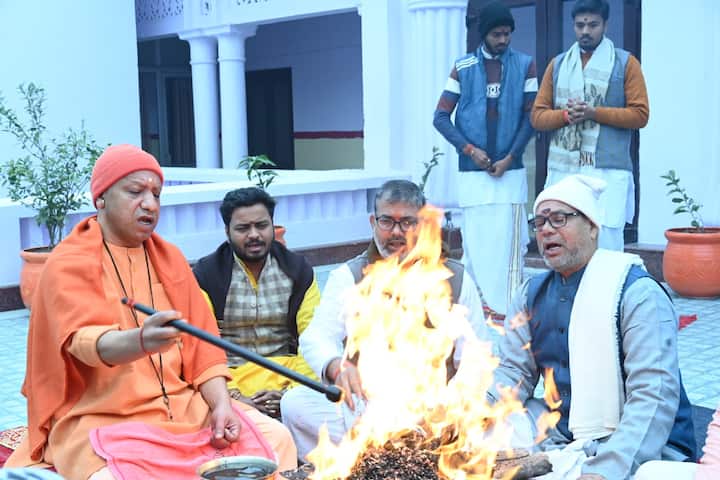 गोरखनाथ मंदिर स्थित पीठाधीश्वर आवास के प्रथम तल पर शक्तिपीठ में सीएम योगी ने देवाधिदेव महादेव को बिल्व पत्र, कमल पुष्प, दूर्वा, अनेकानेक पूजन सामग्री अर्पित करने के बाद दूध, दही, घी, शक्कर और कई तीर्थ स्थलों के पवित्र जल से रुद्राभिषेक किया.