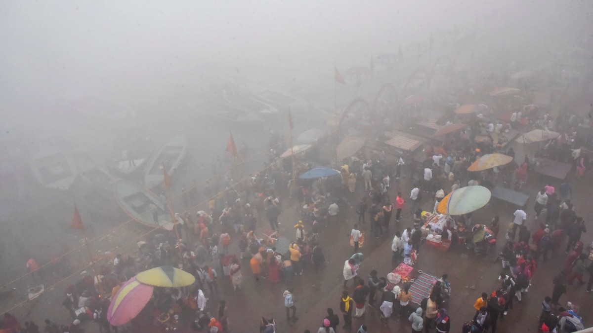 भीषण ठंड के बीच यूपी के कई शहरों में छाया घना कोहरा, 4 डिग्री तक गिरा तापमान, जानें- मौसम का अपडेट