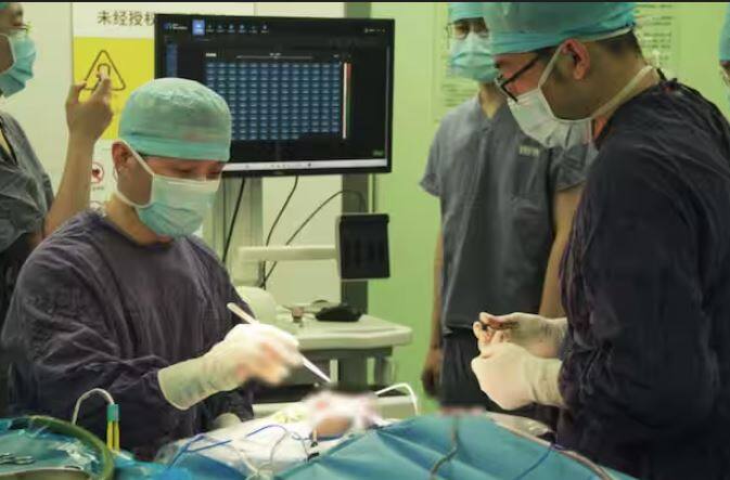 ਸਿਨਹੂਆ ਦੀ ਰਿਪੋਰਟ ਦੇ ਅਨੁਸਾਰ, ਮਰੀਜ਼ਾਂ ਨੇ ਸਾਫਟਵੇਅਰ ਨੂੰ ਨਿਯੰਤਰਿਤ ਕਰਨ, ਵਸਤੂਆਂ ਨੂੰ ਚੁੱਕਣ, ਭਾਸ਼ਣ ਦੁਆਰਾ ਡਿਜੀਟਲ ਅਵਤਾਰਾਂ ਨੂੰ ਚਲਾਉਣ ਅਤੇ ਏਆਈ ਮਾਡਲਾਂ ਨਾਲ ਗੱਲਬਾਤ ਕਰਨ ਲਈ ਆਪਣੇ ਦਿਮਾਗ ਦੀ ਵਰਤੋਂ ਕਰਨ ਲਈ ਬੀਸੀਆਈ ਤਕਨਾਲੋਜੀ ਦੀ ਮਦਦ ਲਈ।