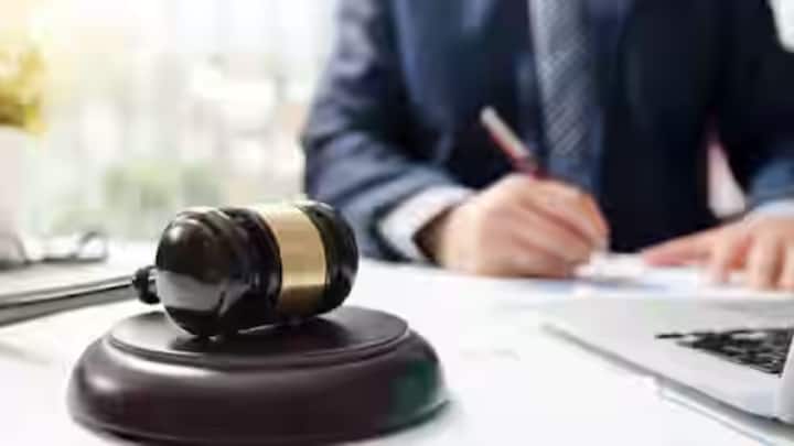 जो पुलिस आपको अरेस्ट करने आए तो सबसे पहले आपको अपने वकील से संपर्क करना चाहिए. क्योंकि आपका वकील आपको उसे स्थिति से निकलने में सबसे ज्यादा मदद कर सकता है. वह आपको वह बातें बता सकता है जो आपको उस वक्त करनी जरूरी होती हैं.