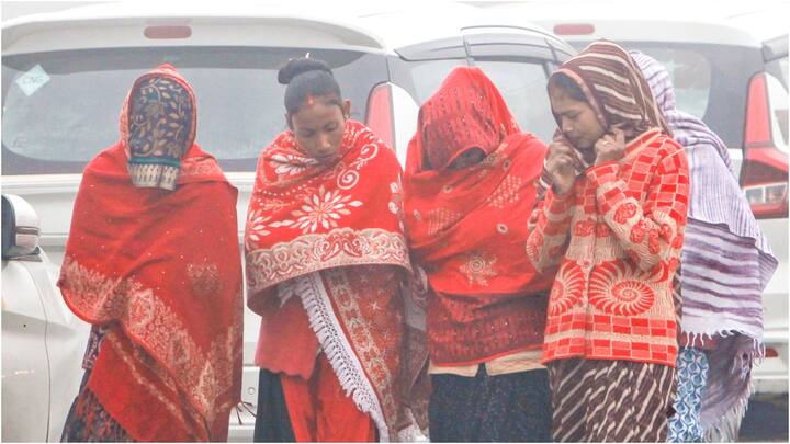 मौसम विभाग के अनुसार दिल्ली में शुक्रवार को न्यूनतम तापमान सात डिग्री सेल्सियस दर्ज किया गया. अधिकतम तापमान 17 रहने की संभावना है.