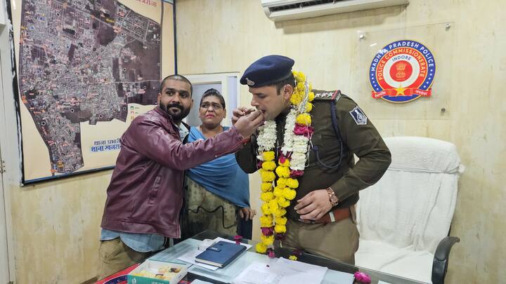 इस दौरान महिला के आंसू भी टपक गए. महिला परवीन बी ने बातचीत के दौरान बताया कि उन्होंने बड़ी मुश्किल से अपने बेटे की जीद पूरी करने के लिए सीडी डीलक्स टू व्हीलर बाइक दिलाई थी.