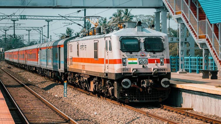 Indian Railway New Initiative Blankets Will Washed In 15 Days Work Started Improve Cleanliness Indian Railway New Initiative: अब ट्रेन में नहीं मिलेगा गंदा कंबल, जानें कैसे होती है इनकी सफाई