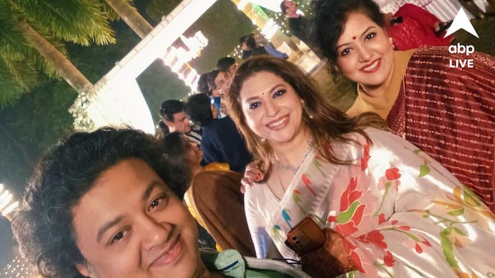 স্নেহাশিস ও মোম গঙ্গোপাধ্যায়ের একমাত্র কন্যা স্নেহার বাগদান পর্ব সম্পন্ন হল। পাত্র, নিখিল। আর সেই অনুষ্ঠানেই ফের একসঙ্গে দেখা গেল স্নেহাশিস ও মোমকে।