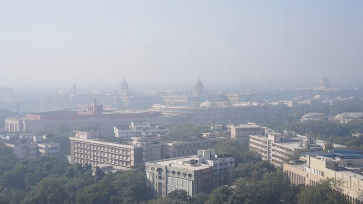 कोहरे के चलते दिल्ली में आने वाली 24 ट्रेनें देरी से चल रही हैं. ट्रेनें विलंब होने की मुख्य वजह कोहरे की वजह से रेल ट्रैक पर विजिबिलिटी न के बराबर होना होना है.