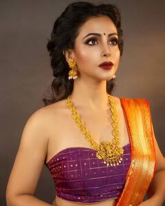 Nandini Rai: రెడ్ శారీలో నందిని రాయ్... మోడ్రన్ డ్రస్‌కు ఏం వేరియేషన్ గురూ!