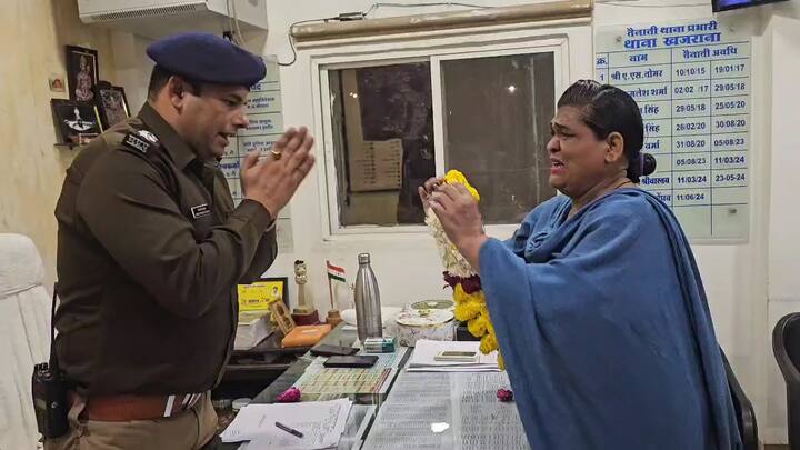 खजराना थाना प्रभारी मनोज सिंह सेंधव ने बताया कि राजीव नगर में रहने वाले इमरान ने वाहन चोरी की शिकायत की थी. सीहोर की एक वाहन चोर गैंग को खजराना पुलिस ने पकड़ा है, जिसके पास से चोरी की बाइक बरामद की गई है.
