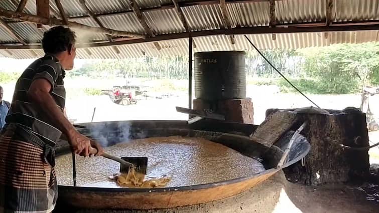 Theni news Fixed price should be fixed for jaggery Sugarcane farmers demand tnn வெல்லத்திற்கு நிலையான விலை நிர்ணயம் வேண்டும் - கரும்பு விவசாயிகள் கோரிக்கை