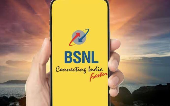 ਇਸ ਤੋਂ ਬਾਅਦ, BSNL ਦੇ 797 ਰੁਪਏ ਵਾਲੇ ਪਲਾਨ ਵਿੱਚ, ਉਪਭੋਗਤਾਵਾਂ ਨੂੰ 300 ਦਿਨਾਂ ਦੀ ਲੰਮੀ ਵੈਧਤਾ ਮਿਲਦੀ ਹੈ। ਇਸ ਪਲਾਨ 'ਚ ਯੂਜ਼ਰਸ ਨੂੰ ਪ੍ਰਤੀ ਦਿਨ 3 ਰੁਪਏ ਤੋਂ ਘੱਟ ਖਰਚ ਕਰਨਾ ਹੋਵੇਗਾ। ਇਸ 'ਚ ਯੂਜ਼ਰਸ ਨੂੰ 60 ਦਿਨਾਂ ਲਈ ਪੂਰੇ ਭਾਰਤ 'ਚ ਕਿਸੇ ਵੀ ਨੈੱਟਵਰਕ 'ਤੇ ਅਨਲਿਮਟਿਡ ਕਾਲਿੰਗ ਅਤੇ ਮੁਫਤ ਰਾਸ਼ਟਰੀ ਰੋਮਿੰਗ ਦਾ ਲਾਭ ਮਿਲਦਾ ਹੈ।