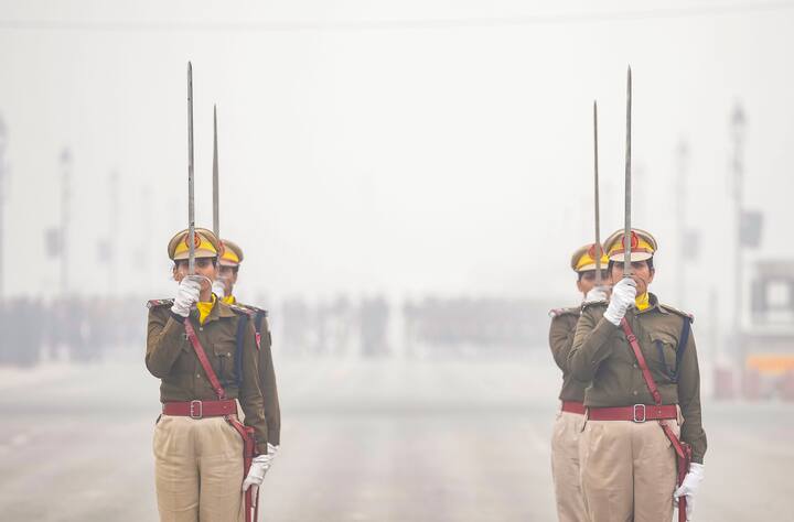 मौसम विभाग ने बताया कि दिल्ली के आईजीआई हवाई अड्डे पर बहुत घना कोहरा छाया रहा. एयरपोर्ट पर शुक्रवार को विजिबिलिटी शून्य मीटर दर्ज की गई. सभी रनवे कैट-तृतीय मानकों के तहत काम कर रहे हैं. प्राथमिक मौसम केंद्र सफदरजंग ने 50 मीटर की दृश्यता की सूचना दी है.