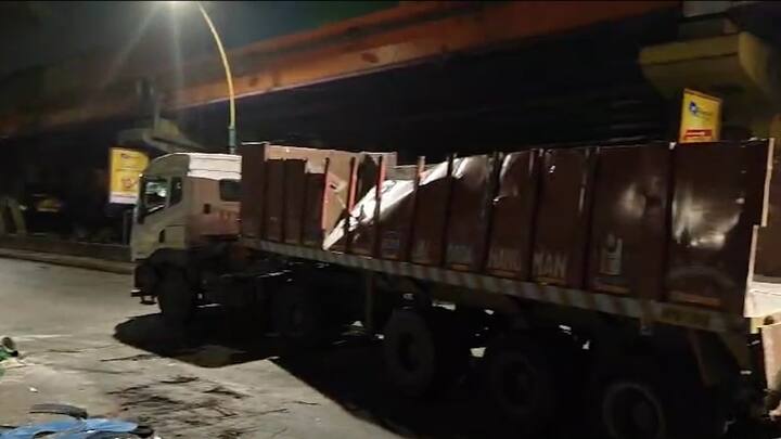 सुदैवानं या अपघातात कोणतीही जिवीतहानी झालेली नाही. पण, कंटेनरचं आणि त्यामधून नेल्या जात असलेल्या मालाचं मोठं नुकसान झालं आहे.