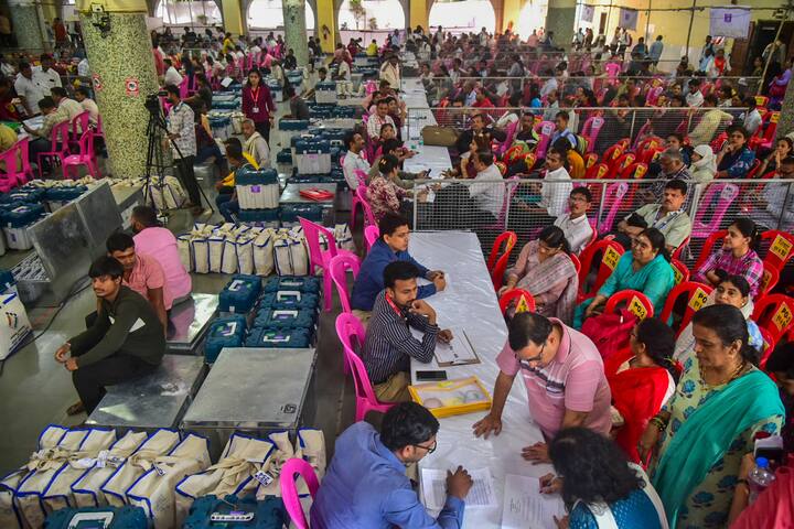 दिल्ली विधानसभा चुनाव की तैयारियां अपने जोरों पर हैं, अगले हफ्ते तक दिल्ली विधानसभा चुनावों की तारीखों का ऐलान हो सकता है बताया जा रहा है कि फरवरी के दूसरे हफ्ते में चुनाव हो सकते हैं.