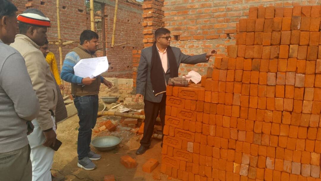 बस्ती डीएम ने जिले में निर्माण कार्यों का किया निरीक्षण, घटिया निर्माण पर अधिकारियों को लगाई फटकार Basti DM Ravish Kumar Gupta inspected the construction works and directed the officials ann बस्ती डीएम ने जिले में निर्माण कार्यों का किया निरीक्षण, घटिया निर्माण पर अधिकारियों को लगाई फटकार