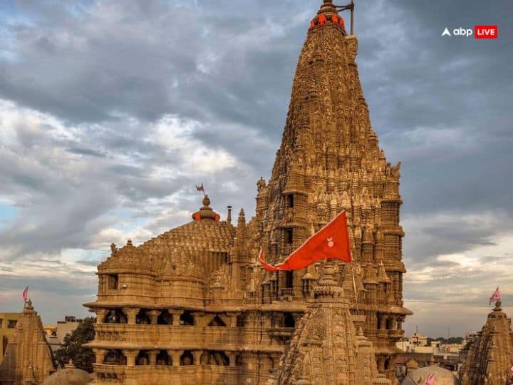 द्वारका धाम भारत के गुजरात में द्वारका जिले में स्थित है. द्वारका गोमती नदी और अरब सागर के किनारे बसा हुआ है. द्वारकाधीश मंदिर है भगवान श्रीकृष्ण को समर्पित है. धार्मिक मान्यता के अनुसार द्वापर युग के दौरान द्वारकाधीश मंदिर के स्थान पर भगवान कृष्ण का निवास स्थल था.