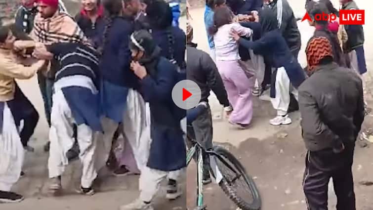 बॉयफ्रेंड को लेकर बीच सड़क कपड़ा फाड़ लड़ाई, पापा की परियों ने जमकर मचाया दंगल, देखें वीडियो Girls in UP Baghpat fight over boyfriend on road video goes viral बॉयफ्रेंड को लेकर बीच सड़क कपड़ा फाड़ लड़ाई, पापा की परियों ने जमकर मचाया दंगल, देखें वीडियो