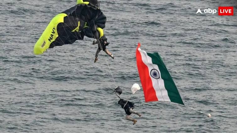 पैराशूट में उलझकर समुद्र में गिरे दो नौसैनिक अधिकारी, सोशल मीडिया पर वीडियो वायरल