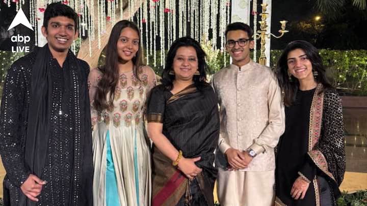 তবে ফের কাছাকাছি দেখা গেল স্নেহাশিস ও মোমকে। উপলক্ষ্য, কন্যা স্নেহার বাগদান।