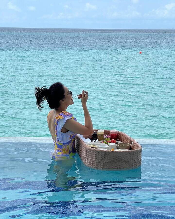 She kept her accessories minimal yet stylish, complementing her outfit with a pair of sleek black sunglasses.