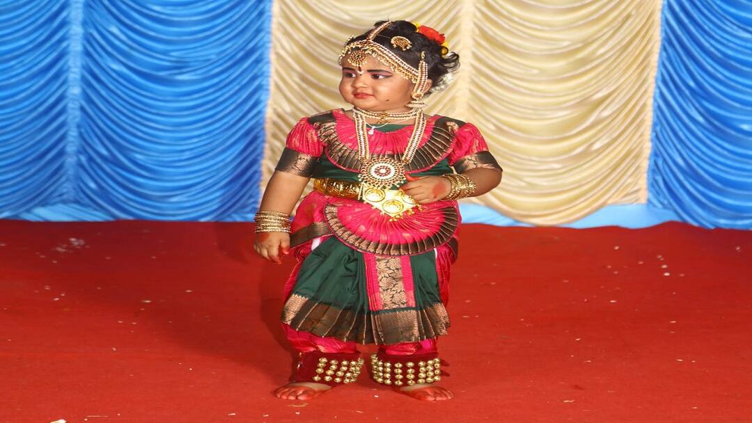Thanjavur news girl from Tanjore who made a wonderful mark in Bharata natyam tnn பரதத்தில் அற்புதமான முத்திரைப் பதித்து சாதனை படைத்த தஞ்சை சிறுமி