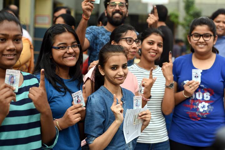 यहां आपको तीन ऑपशन मिलेंगे Search by EPIC, Search by Details और Search by Mobile, यहां अलग अलग डिटेल्स आपको भरना होगा.