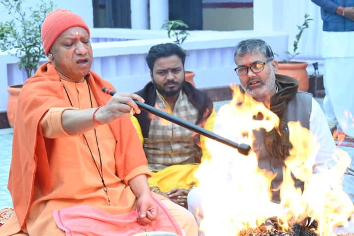पौष माह की शुक्ल पक्ष चतुर्थी (विनायक चतुर्थी) के मान में हुए रुद्राभिषेक अनुष्ठान की पूर्णता सीएम योगी ने हवन कर के की.