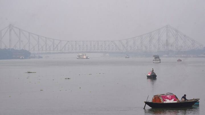 মূলত হালকা বৃষ্টি বিক্ষিপ্তভাবে হতে পারে কোথাও কোথাও। কুয়াশার দাপট থাকবে উত্তরবঙ্গে। ঘন কুয়াশার সতর্কতা উত্তরবঙ্গে। দার্জিলিং, জলপাইগুড়ি, কোচবিহার এবং উত্তর দিনাজপুরে সবথেকে বেশি আশঙ্কা রয়েছে কুয়াশার।