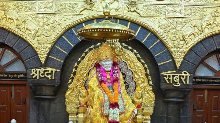 नवीन वर्षाच्या सुरुवातीला हजारो भाविकांनी देवदर्शनासाठी शिर्डी साई दरबारी गर्दी केली होती. राज्यातील अनेक तीर्थस्थळी दर्शन घेऊन भाविकांनी नववर्षाची सुरुवात केली, यावेळी मंदिरात भरभरुन दानही दिलं