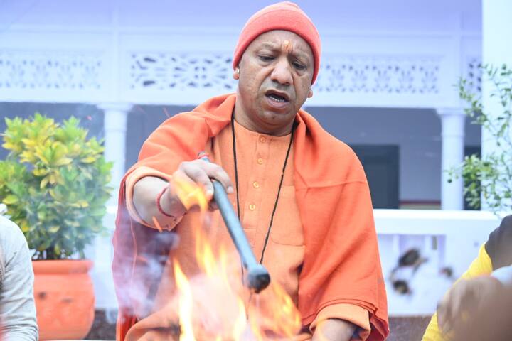 मठ के विद्वान पुरोहित ने शुक्ल यजुर्वेद संहिता के रुद्राष्टाध्यायी के महा मंत्रों द्वारा रुद्राभिषेक का अनुष्ठान पूर्ण कराया. रुद्राभिषेक के बाद मुख्यमंत्री ने वैदिक मंत्रोच्चार के बीच हवन किया.