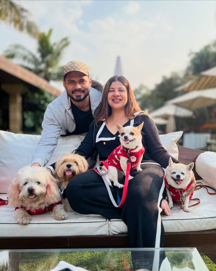 संभावना सेठ सोशल मीडिया पर काफी एक्टिव रहती हैं. वो व्लॉग बनाती रहती हैं. संभावना मां बनना चाहती हैं. वो कई बार आईवीएफ करवा चुकी हैं लेकिन ये सफल नहीं रहा है. संभावना मां बनने को तरस रही हैं.