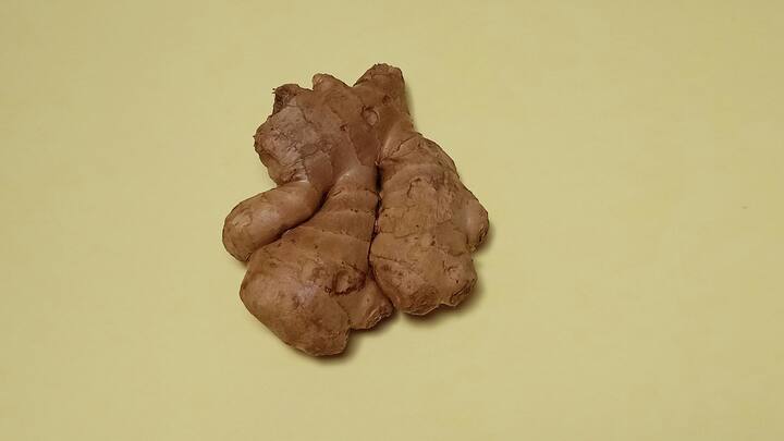 आले हे खोकला आणि सर्दीवर सर्वात प्रभावी उपचार मानले जाते. यामध्ये असलेले अँटी-इंफ्लेमेटरी आणि अँटी-बॅक्टेरियल गुणधर्म घसा खवखवणे शांत करतात आणि श्लेष्मा बाहेर काढण्यास मदत करतात.