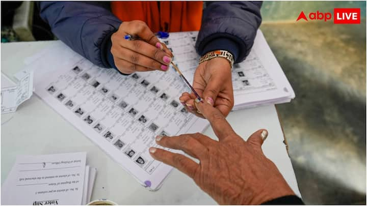 Delhi Election 2025: दिल्ली विधानसभा चुनाव की तैयारियां अपने जोर पर हैं, जल्द ही चुनाव की तारीखों का ऐलान हो सकता है, चलिए आज हम आपको बताते हैं कि आप वोटर लिस्ट में अपना नाम कैसे चेक कर सकते हैं.