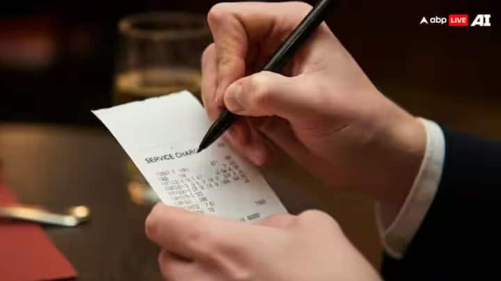 এই সার্ভিস ট্যাক্সের নামে অনেক বেশি টাকার বিল বানানো হয় রেস্তোরাঁতে, অনেক জায়গায় এই সার্ভিস চার্জ দিতে অস্বীকার করলেও মানা হয় না।