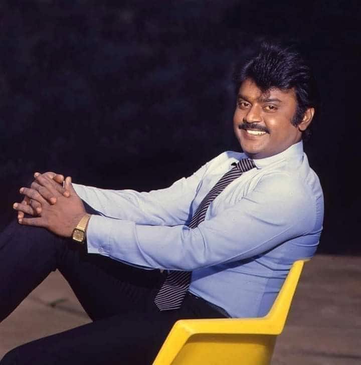 கடந்த ஆண்டு உடல்நல பிரச்சனை காரணமாக சிகிச்சை பெற்று வந்த விஜயகாந்த், சிகிச்சை பலனின்றி உயிரிழந்தார். இவருடைய முதலாம் ஆண்டு நினைவு தினம் சில தினங்களுக்கு முன் மிகவும் பிரமாண்டமான முறையில் நடந்து முடிந்தது. விஜயகாந்த் குடும்பத்தினர் மற்றும் தேமுதிக தொண்டர்கள் இதனை குருபூஜை என்கிற பெயரில் அனுசரித்தனர்.