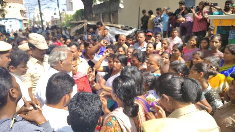Salem news road blocked demanding drinking water 10 women tried to set themselves on fire tnn குடிநீர் வசதி கேட்டு சாலை மறியல்... பெண்கள் தீக்குளிக்க முயன்றதால் பரபரப்பு