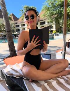 Ruhi singh: બ્લેક મોનોકિનીમાં રુહી સિંહે બતાવ્યું બોલ્ડ ફિગર,તસવીરો વાયરલ