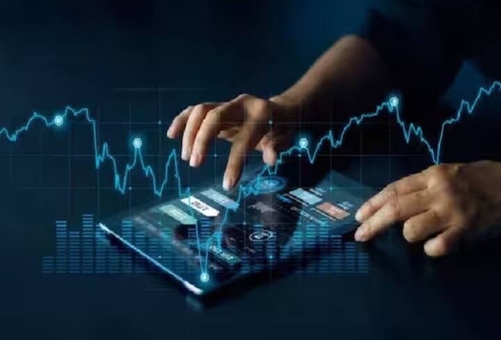 આપણા દેશમાં રોકાણ અંગે જાગૃતિ ઝડપથી વધી રહી છે. મોટી સંખ્યામાં યુવાનો શેરબજારમાં નાણાં રોકી રહ્યા છે. SIP દ્વારા મ્યુચ્યુઅલ ફંડમાં રોકાણ કરનાર વર્ગ પણ ઘણો મોટો છે. શેરબજારમાં સીધું રોકાણ કરવું જોખમી છે. મ્યુચ્યુઅલ ફંડ આ જોખમને થોડું ઓછું કરે છે. પરંતુ મ્યુચ્યુઅલ ફંડમાં નાણાંનું રોકાણ કરતી વખતે કેટલીક બાબતોનું ધ્યાન રાખવું જોઈએ.