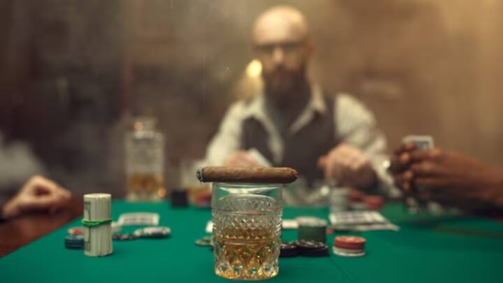 थाईलैंड के मशहूर इंफ्लुएंसर थानाकरन कांथी, जिन्हें ऑनलाइन बैंक लीसेस्टर के नाम से भी जाना जाता है. पेशे से शर्तें लगाते हैं और उन्हें जीतकर पैसे कमाते हैं.